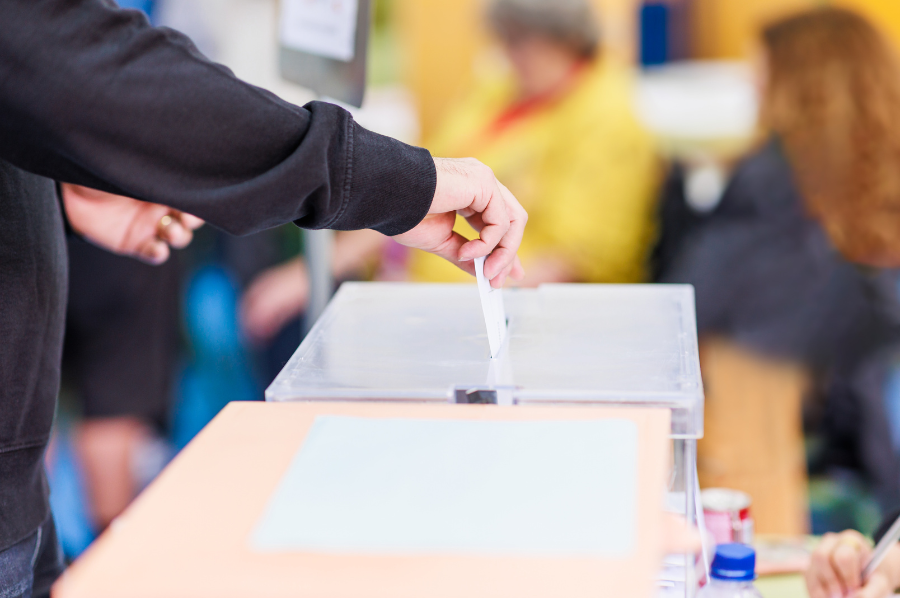 Una persona vota en una imagen de archivo